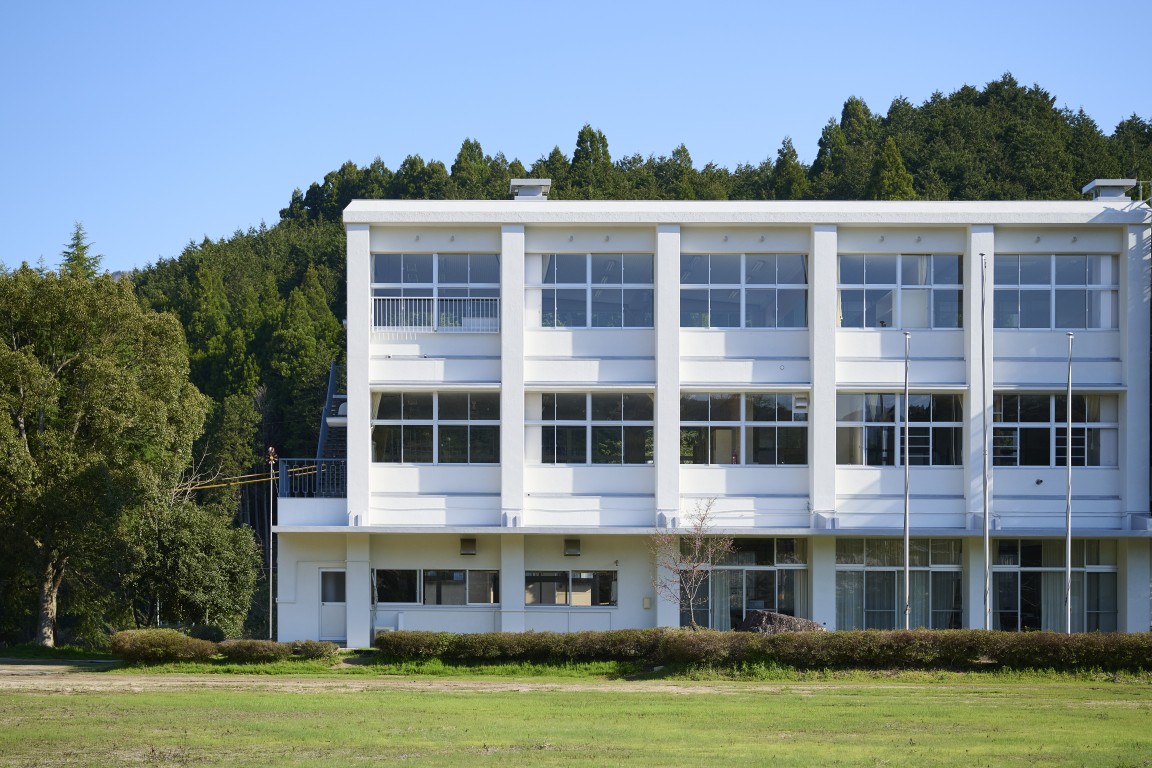 三朝高等学校の校舎外観